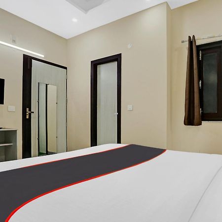 Collection O Metro View Ashok Vihar Near Shalimar Bagh Metro Station Hotel New Delhi Bagian luar foto