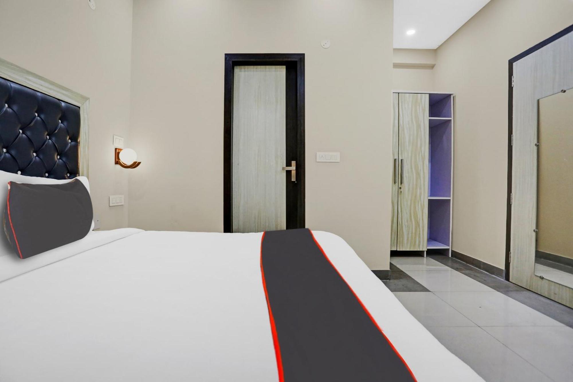 Collection O Metro View Ashok Vihar Near Shalimar Bagh Metro Station Hotel New Delhi Bagian luar foto