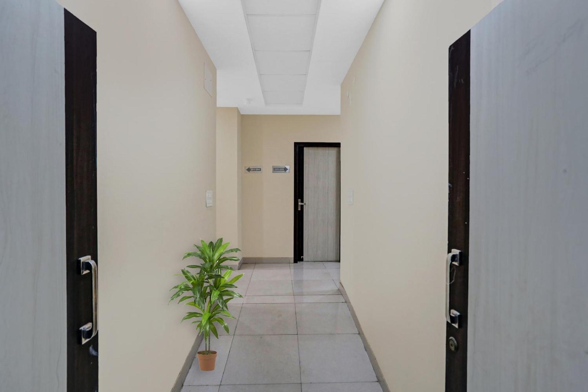 Collection O Metro View Ashok Vihar Near Shalimar Bagh Metro Station Hotel New Delhi Bagian luar foto