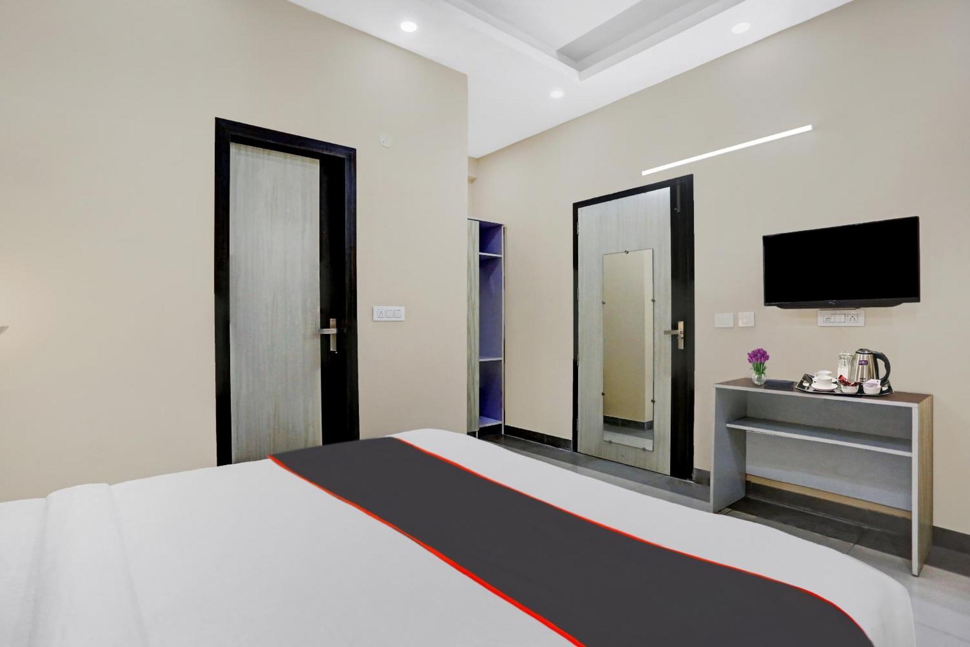 Collection O Metro View Ashok Vihar Near Shalimar Bagh Metro Station Hotel New Delhi Bagian luar foto