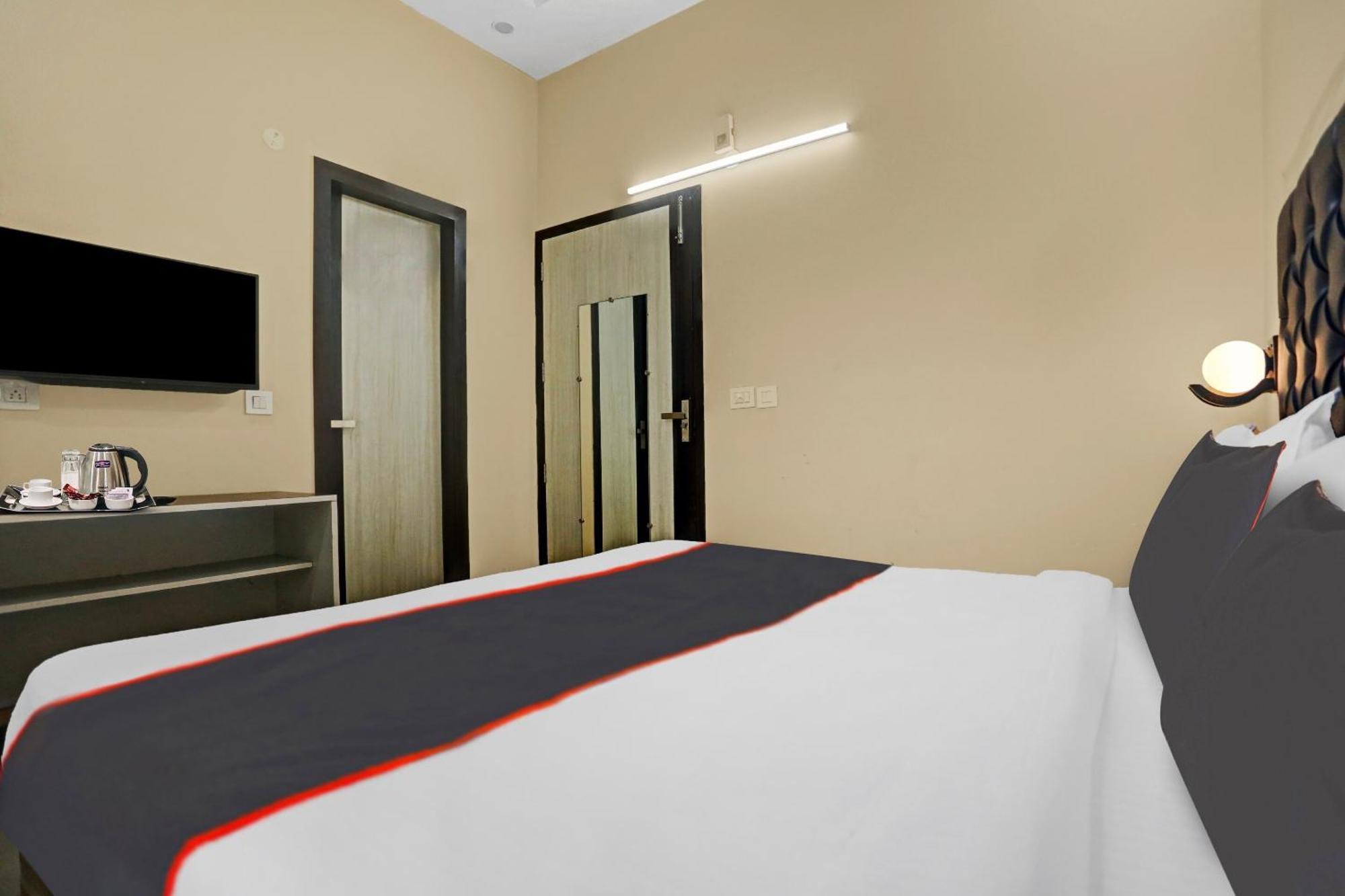 Collection O Metro View Ashok Vihar Near Shalimar Bagh Metro Station Hotel New Delhi Bagian luar foto