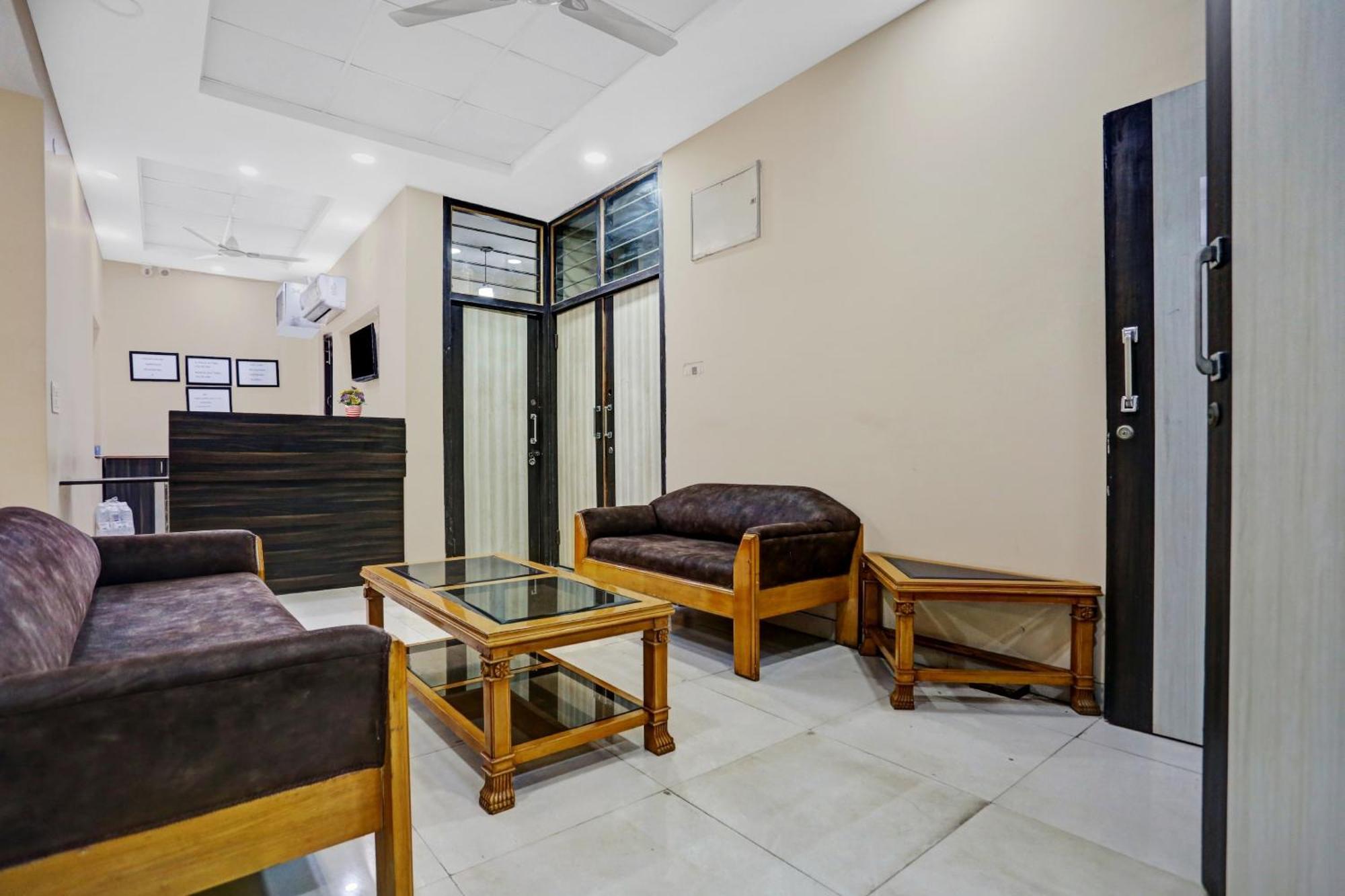 Collection O Metro View Ashok Vihar Near Shalimar Bagh Metro Station Hotel New Delhi Bagian luar foto