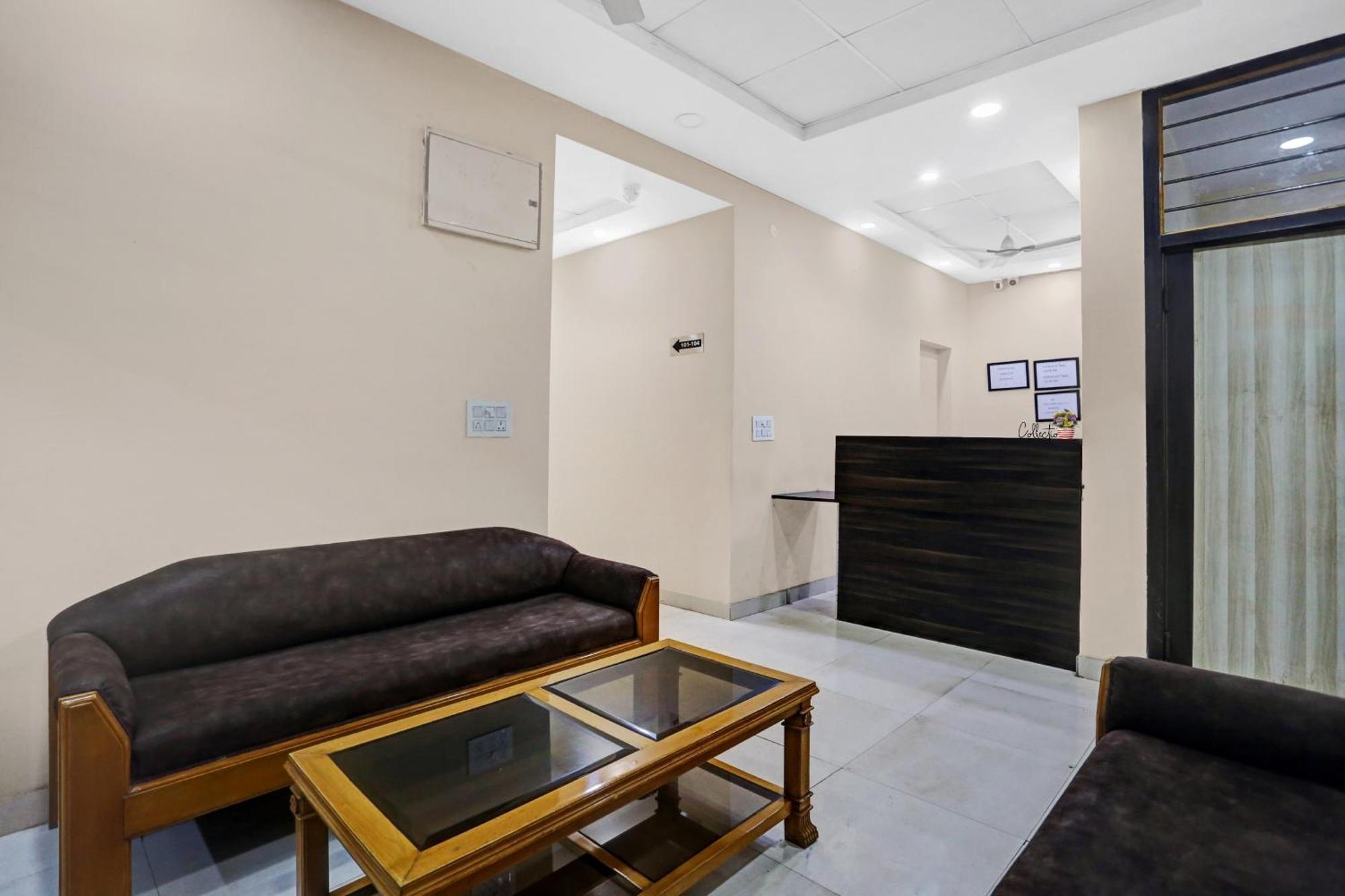 Collection O Metro View Ashok Vihar Near Shalimar Bagh Metro Station Hotel New Delhi Bagian luar foto