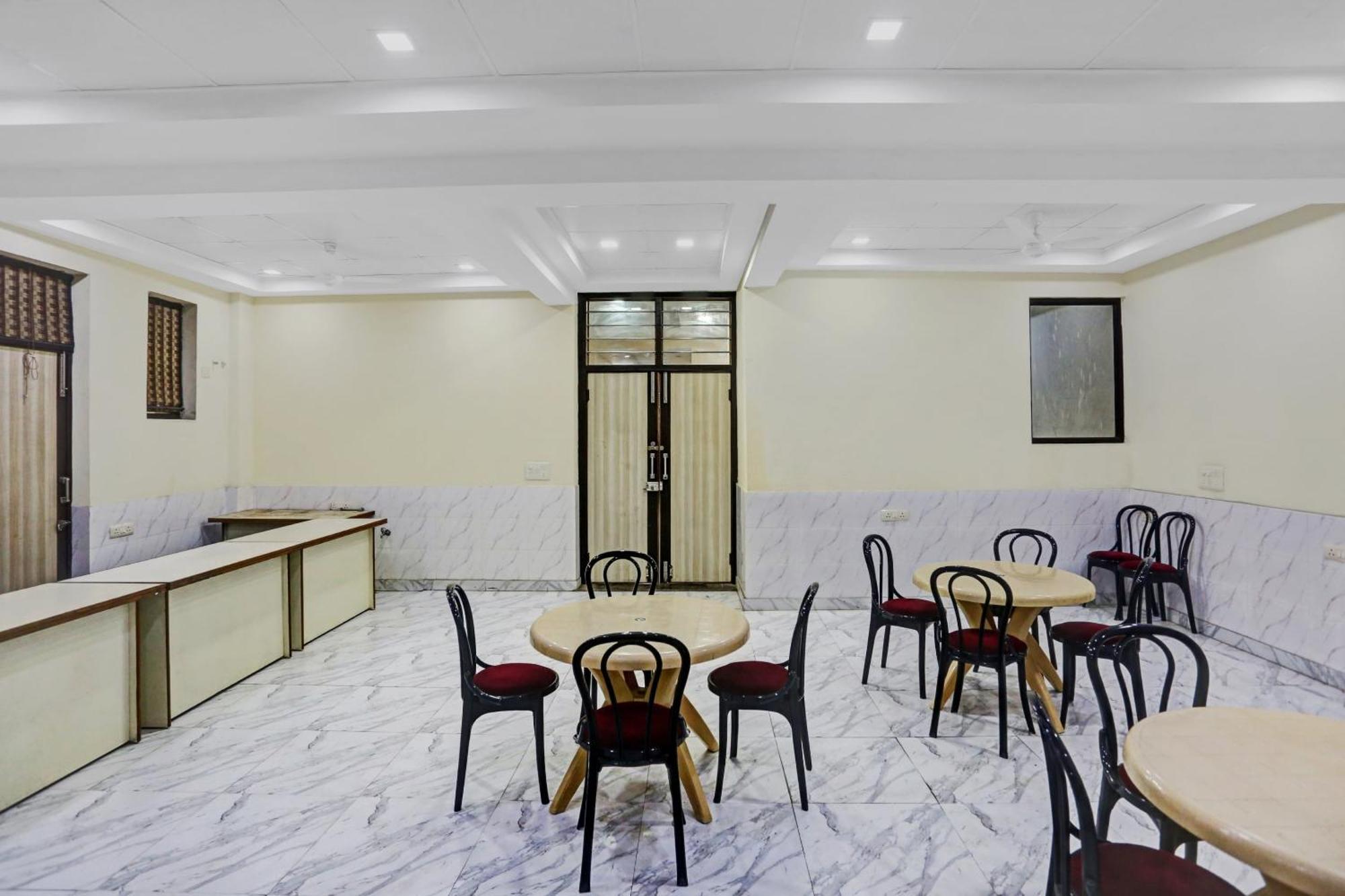 Collection O Metro View Ashok Vihar Near Shalimar Bagh Metro Station Hotel New Delhi Bagian luar foto