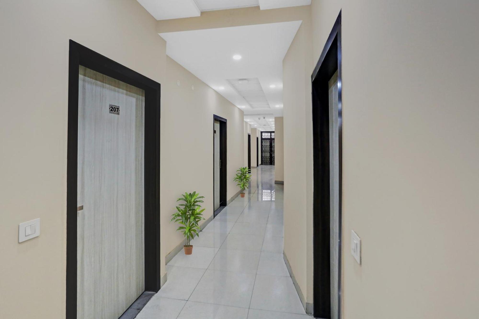 Collection O Metro View Ashok Vihar Near Shalimar Bagh Metro Station Hotel New Delhi Bagian luar foto