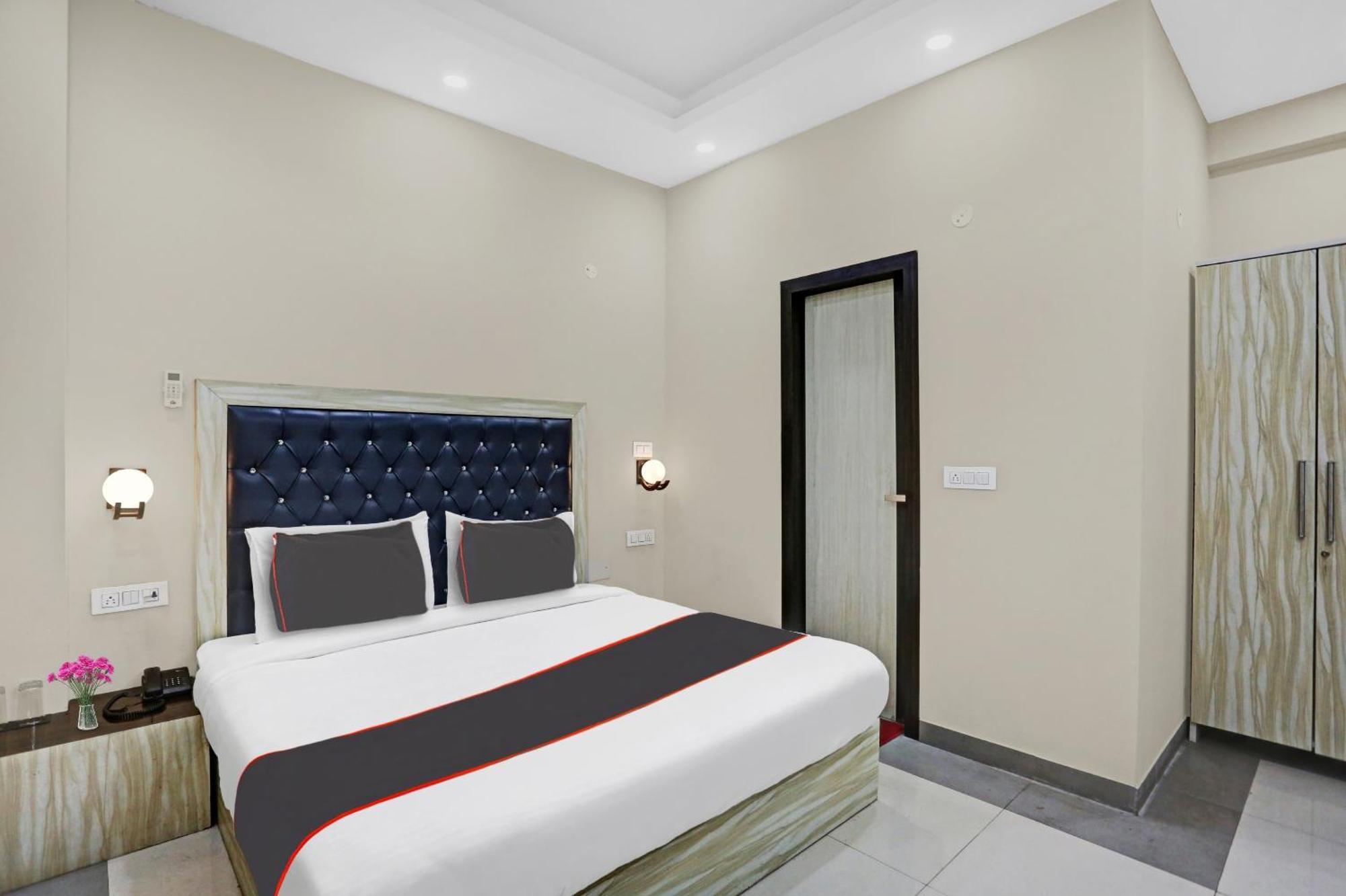 Collection O Metro View Ashok Vihar Near Shalimar Bagh Metro Station Hotel New Delhi Bagian luar foto