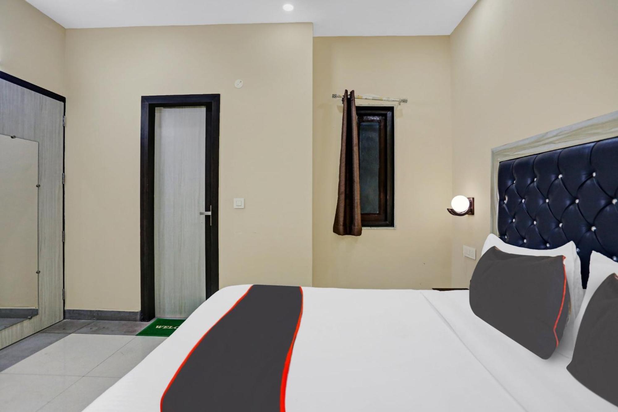 Collection O Metro View Ashok Vihar Near Shalimar Bagh Metro Station Hotel New Delhi Bagian luar foto