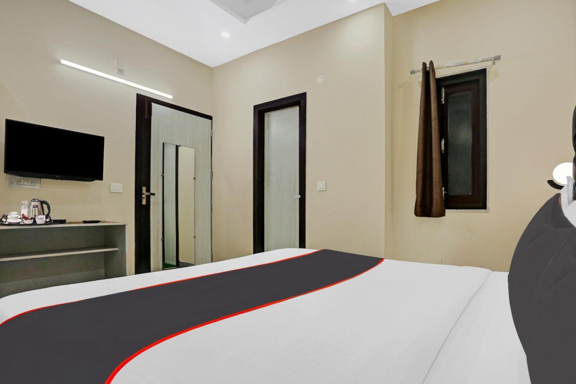 Collection O Metro View Ashok Vihar Near Shalimar Bagh Metro Station Hotel New Delhi Bagian luar foto
