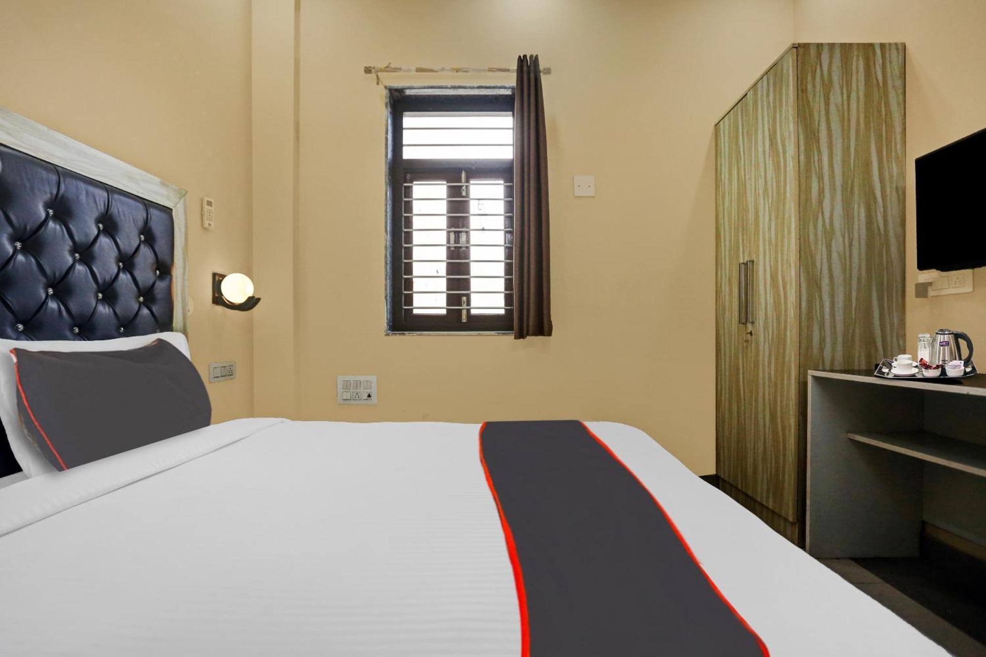 Collection O Metro View Ashok Vihar Near Shalimar Bagh Metro Station Hotel New Delhi Bagian luar foto